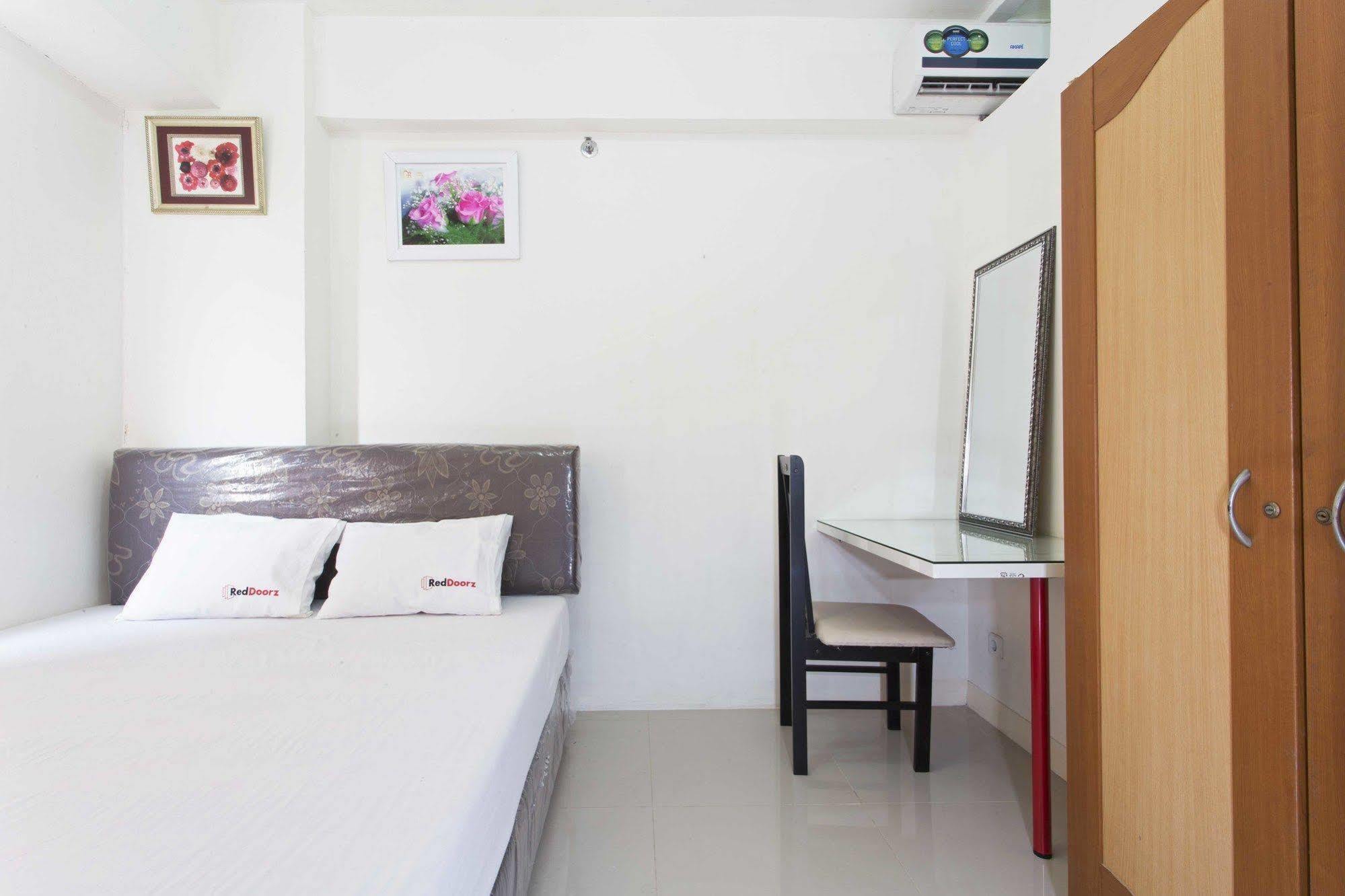 Reddoorz Apartment @ Green Pramuka Jakarta Exteriér fotografie