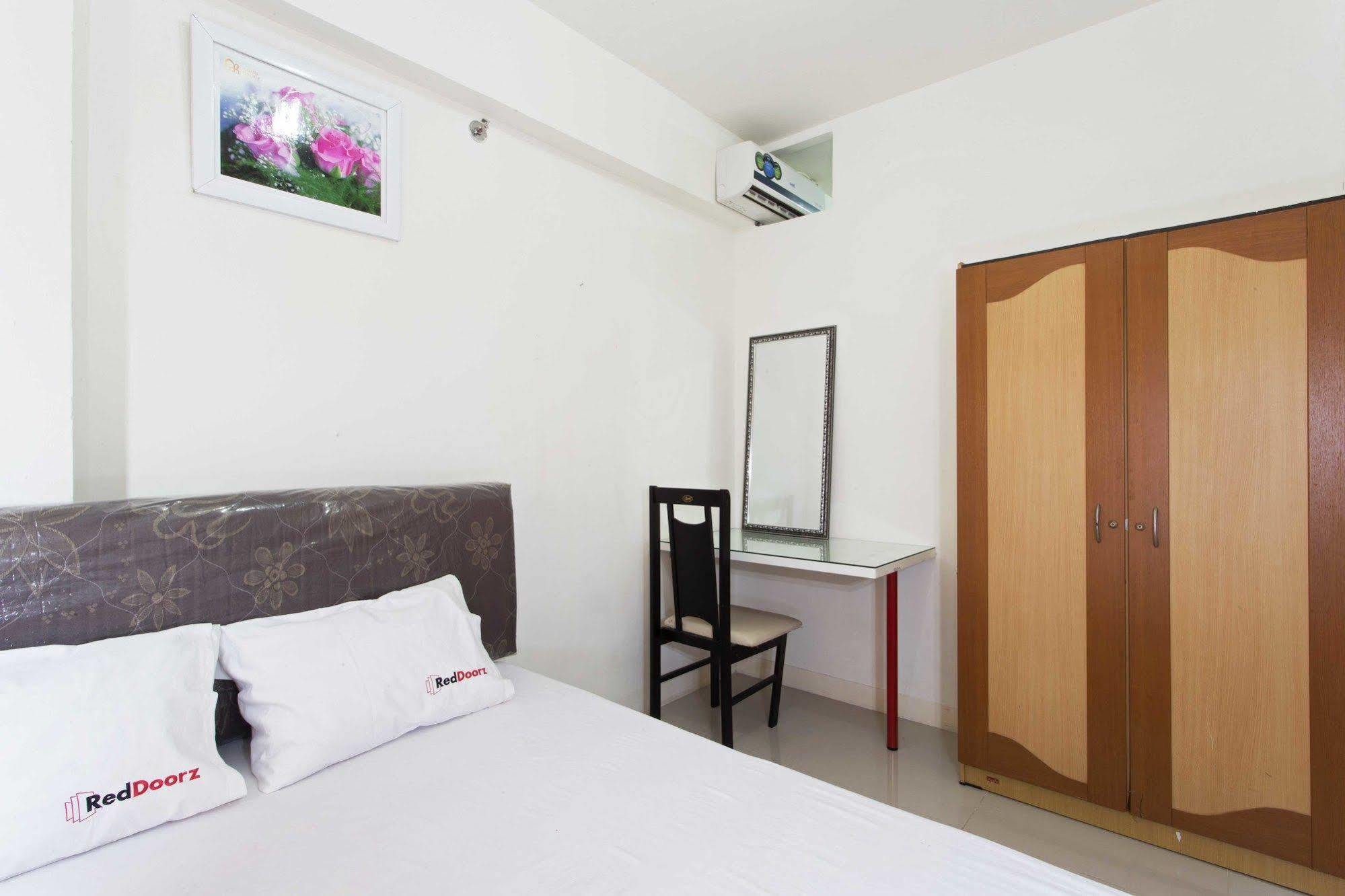 Reddoorz Apartment @ Green Pramuka Jakarta Exteriér fotografie